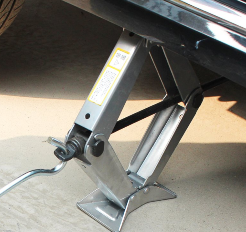 關于千斤頂支撐汽車過程中的防護細節處理